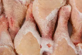 一只鸡才2个腿，为啥集市上的鸡腿能不断货？养殖户说出背后实情图片