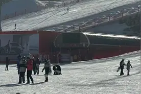 河北一滑雪场禁止游客教亲友滑雪？体育局称教学者需有职业资格证…媒体评论：是不是管得太宽了点图片