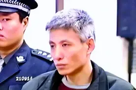 2003年，刘涌被宣判死刑，从监狱到殡仪馆路途中一直表情默然图片