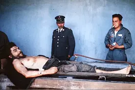 切格瓦拉牺牲现场老照片：士兵抓住他的头发拍照，胸前弹孔很明显图片