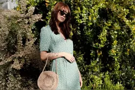 女人穿碎花裙，“好看”和“不好看”的区别，多半体现在3个方面图片