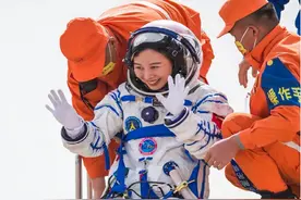 航天员返回地球后，为何都站不起来，要坐在轮椅上？牺牲太大了图片
