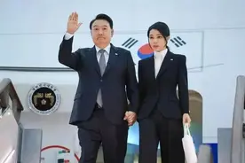 金建希真实颜值暴露，整容过度的硅胶脸，被女星朱莉轻松碾压图片