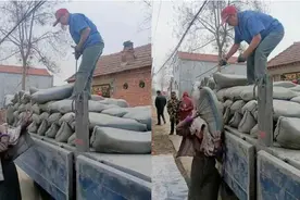 73岁老太太扛30吨水泥，个别网友：农村老人闲下来才会生病图片