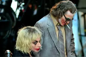 《小丑2》哈莉成为小丑女！与小丑一起跳舞，复刻封神长梯图片