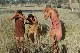 地球上依然存在的8个原始部落，在丈夫去世后，女人会将头发剃光图片