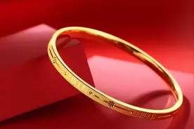 女性左手坚持佩戴“金手镯”，或会发生6个变化，很多人还不知道图片