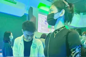 何猷君一家为儿庆生！奚梦瑶背俩万元包身材窈窕，3岁儿子神似爸图片