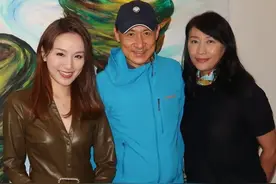 张学友17岁小女儿罕见露脸，与知名画家联名办画展，长相像罗美薇图片