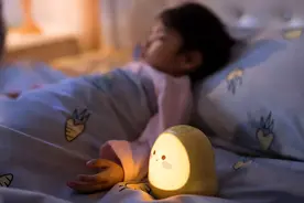 孩子睡觉爱出汗，多半是以下几点原因，家长要了解清楚，别弄错了图片