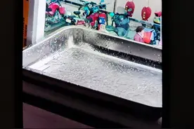 楼上住户平台养花浇水 楼下居民担心漏水图片