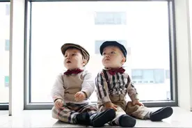 双胞胎哥哥每天一个鸡蛋，弟弟除了鸡蛋啥都吃，一岁后差距大图片