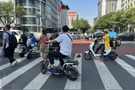 守法骑行 | 横穿乱行！这样真“不行”图片