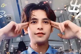 女子因公交司机长太帅，“赖”车上不肯下，表示：不到终点不下车图片