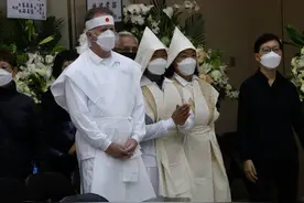 卢雄追悼会现场曝光！王祖蓝夫妇送上花圈，宾客众多礼堂摆满椅子图片