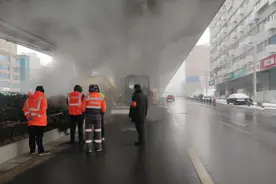 郑州陇海路秦岭路口热力管道爆管 交警提醒过往车辆绕行图片