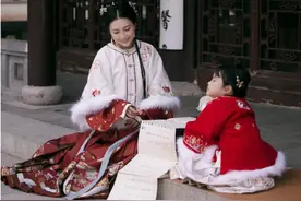 包文婧晒出新年母女照，7岁饺子豁牙成亮点，网友直呼太可爱图片