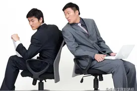 对付背后捅你一刀的人，高手用这3招反击，你会怎么做？图片