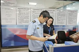 南明区办理首张连锁超市总部食品经营许可证图片