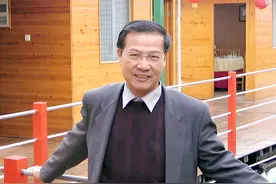 他是赵本山的恩人，写的歌大家都会唱，被误传是祖海的前夫图片