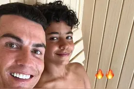 炫腹上瘾！C罗和他儿子在桑拿浴室展示了 38 岁疯狂的六块腹肌图片