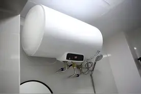 定时炸弹！热水器漏水，女子拍摄记录时突然爆炸图片