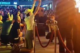 许巍昆明开露天演唱会，歌迷爬树上房观看，更有网友称看了想辞职图片