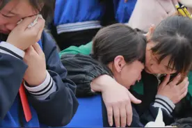 就是这些支撑着我走下去——女班主任被调岗前，学生哭成一片图片