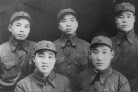 我军历史上最年轻的将军吴忠：12岁加入红军，58岁高龄挎步枪作战图片
