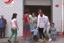 2016年邻居主动帮忙带孩子，孩子外婆看监控后发现不对，立马报警图片