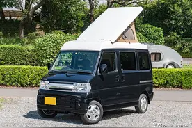 三菱小型升顶露营房车，4座一张小床睡两人，0.66升排量够省油图片