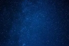 心理测试：选一个夜空，测谁正在夜里偷偷的想你？图片