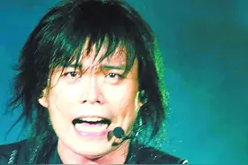一把吉他一个风扇就能开演唱会，曾因唱歌汗流浃背被吐槽吓坏粉丝图片
