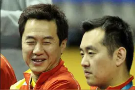 施之皓曹燕华离婚22年，一个娶小22岁徒弟惹争议，一个成许昕恩师图片