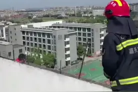 男孩爬上天台欲轻生 蓝朋友暖心劝说将其救下图片