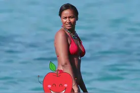 奥巴马带女儿度假，俩千金环肥燕瘦，20岁萨莎“衣不遮体”惹争议图片