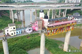重庆就是让你感到很神奇的城市，涪陵区建在大桥上的小镇可曾见过图片