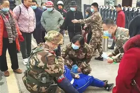 他们又双叒叕出手了！武警官兵连续两天救人图片