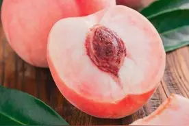 黄桃、白桃、水蜜桃，你知道它们的区别吗？图片