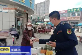 大爷卖葱被城管拦下，随后一幕网友爆赞图片