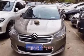 女司机停车堵了4辆车，别人出车打电话不接，第二天全车被划伤图片