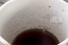麦当劳回应“可乐杯壁布满霉点”：杯子在保质期内，具体原因需供应商鉴定，已将餐费退还顾客图片