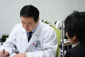 失明两个月我复明了，却突然收到陌生短信，别告诉你父母你看得见图片