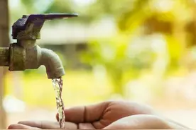 农村水井改成自来水，以后就和城里人一样，拧开水龙头就有水图片