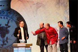 2012年王刚鉴宝节目惹争议，收藏者将其告上法庭后，结局两败俱伤图片