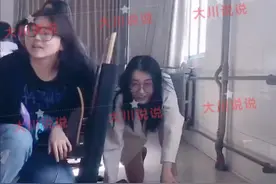 山东一女大学生穿拖鞋逃课：衣着清凉“爬行”，男同学撞见很尴尬图片