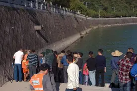 广东男子钓到“鲤鱼王”，被大爷大妈阻拦让其放生，男子：我不放图片