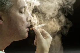 戒了烟，熏黑的肺会白回来吗？患癌概率降多少？数字可能让你意外图片