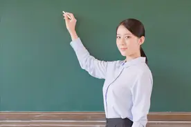 从民办教师转为公办教师的58岁教师被开除了还能领养老金吗？图片