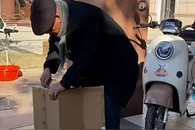 刘强东家人太低调！父亲角落弯腰捡纸箱卖钱，母亲院中烧地锅做饭图片